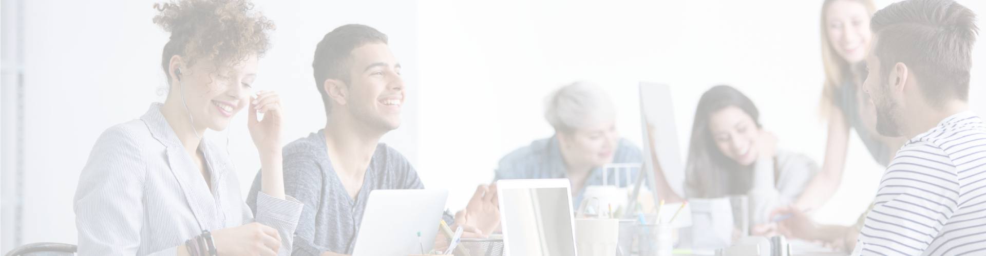 employés qui travaillent dans un open space